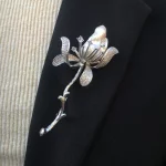 Huāyǐn Lùzhēn(花隐露珍) · Sangbu — Baroque Pearl Flower Brooch | Natural Freshwater Pearl · Romantic Classic Pin for Women