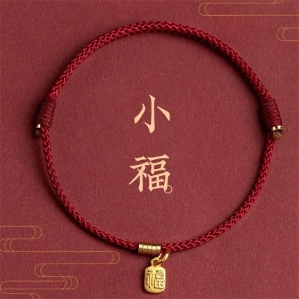 Xiǎofú Shǒuxiàn（小福手线) · Sennier — Handmade Fu Blessing Bracelet | Adjustable Red Rope · Gold Charm · Unisex Trendy Jewelry