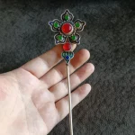 Bǎoyǐn Huíguāng(宝隐回光) · Chöbu — Antique Tibetan Hairpin | Silver Inlaid Emerald & Red Agate · Geometric Vintage Hairwear